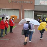 雨の中のあいさつ運動